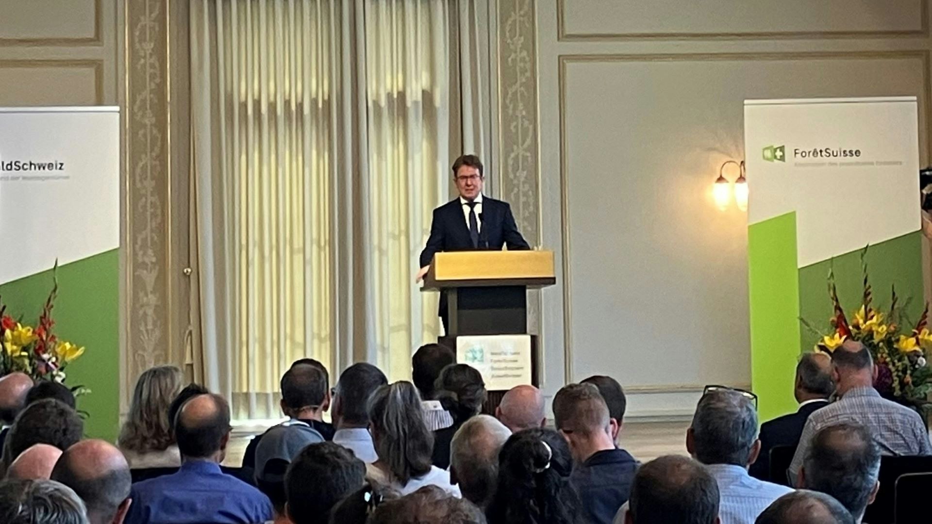 Bundesrat Albert Rösti spricht vor den Teilnehmenden am Waldkongress
