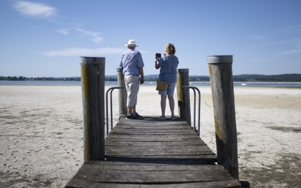 Das Titelbild zeigt den Untersee bei tiefem Pegelstand, aufgenommen am 13. August 2022 in Triboltingen (TG). Der Pegel liegt bei 394,80 Meter über Meer und ist damit Anfang August so tief wie noch nie seit Beginn der Aufzeichnungen 1886. 