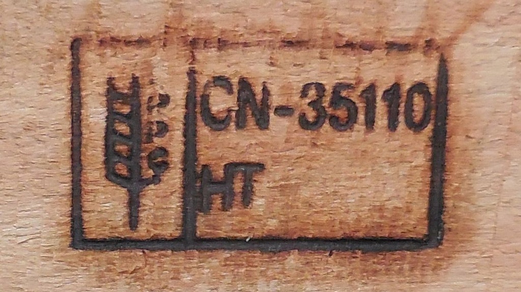 Beispiel einer Kennzeichnung auf einer gemäss ISPM 15-Standard behandelten Holzverpackung